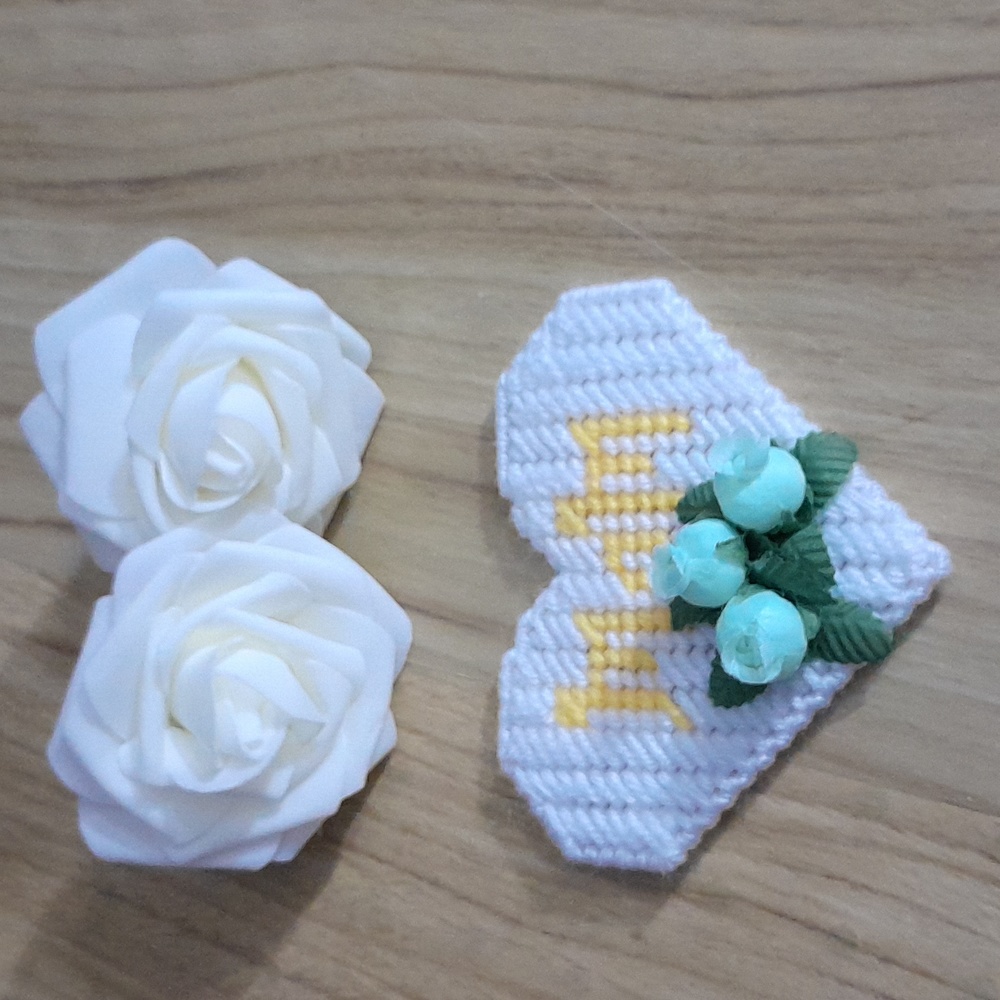 Handmade Plastic Canvas Mom heart with Green flowers magnet